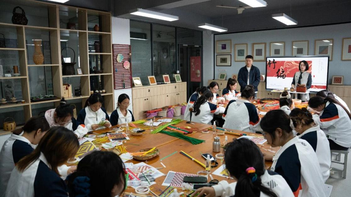 为非遗“添彩”，为青春“赋能”：江苏建院的文化育人新实践